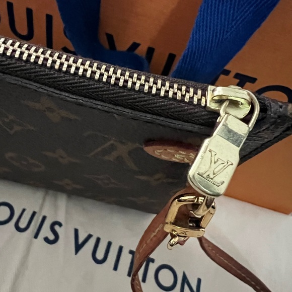 Louis Vuitton Monogram pre-owned Wristlet with Dust Bag and Louis Vuitton Bag. - Picture 8 of 12
